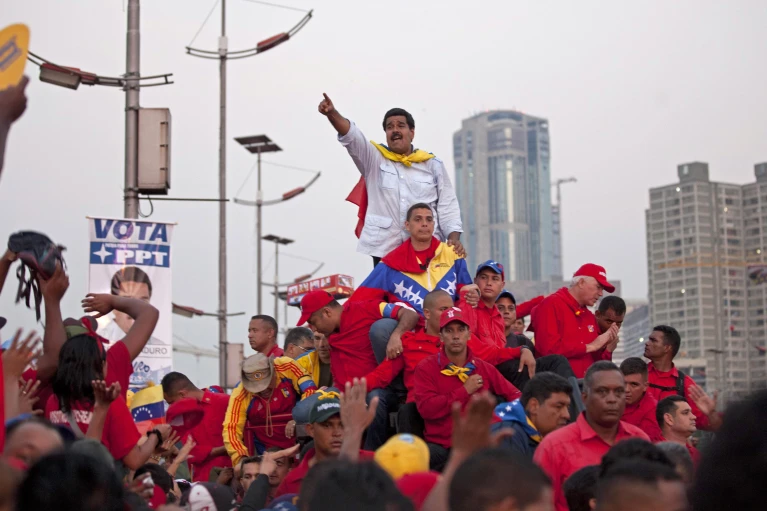 Con un nivel de participación electoral de 59%. Nicolás Maduro, presidente de Venezuela y actual candidato a la reelección por el Gran Polo Patriótico, ganó este domingo los comicios presidenciales desarrollados democráticamente en la Venezuela latinoamericana y de esa manera se encamina a su tercer mandato consecutivo como sucesor del líder revolucionario Hugo Chávez Frías.